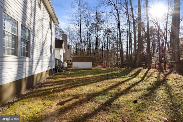 view of yard featuring a storage unit