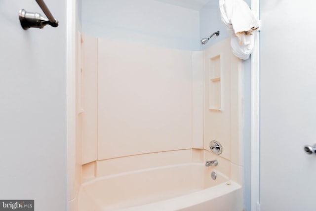 bathroom with tub / shower combination