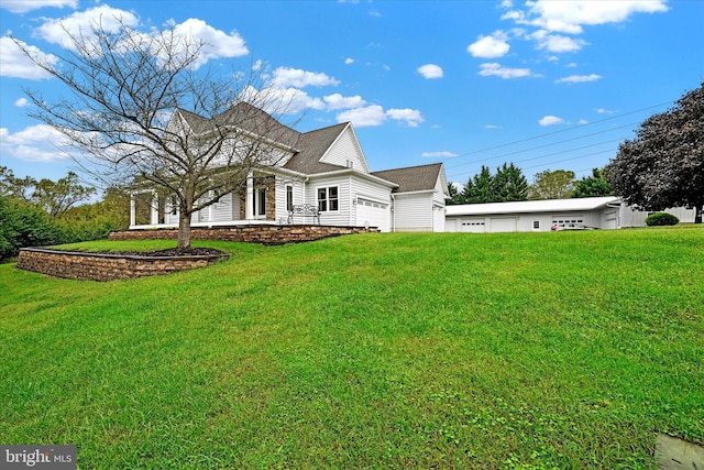 view of front of property featuring a front yard