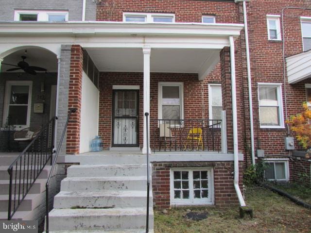 property entrance with ceiling fan and a porch