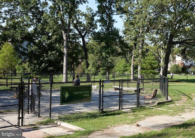 526 Powhatan Pl NW, Washington, DC 20011 - view of community with a gate