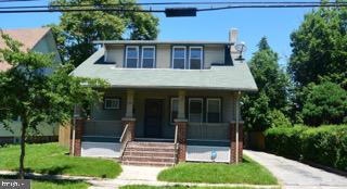 view of front of property featuring a front yard and a porch