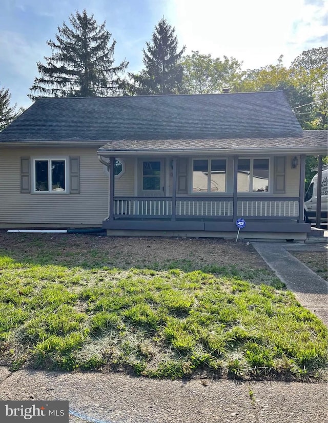 ranch-style home featuring a front lawn