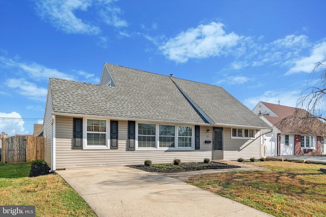 view of front facade featuring a front lawn