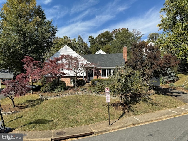 view of front of home featuring a front yard