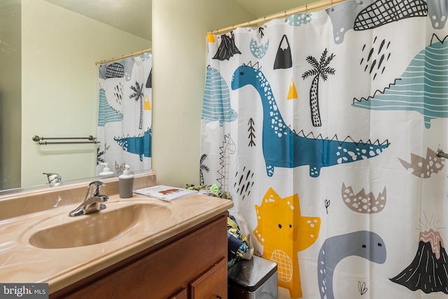 bathroom featuring a shower with curtain and vanity