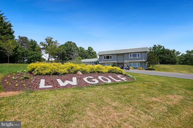 view of front of property featuring a front lawn