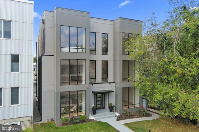 view of front facade featuring a front lawn