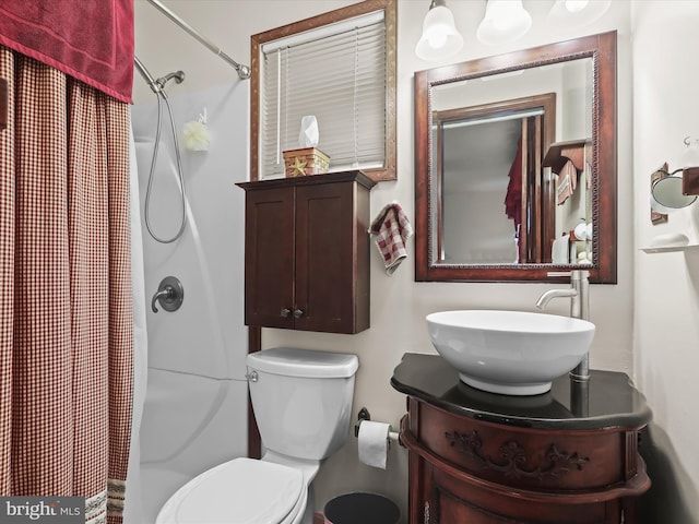 bathroom featuring a shower with shower curtain, vanity, and toilet