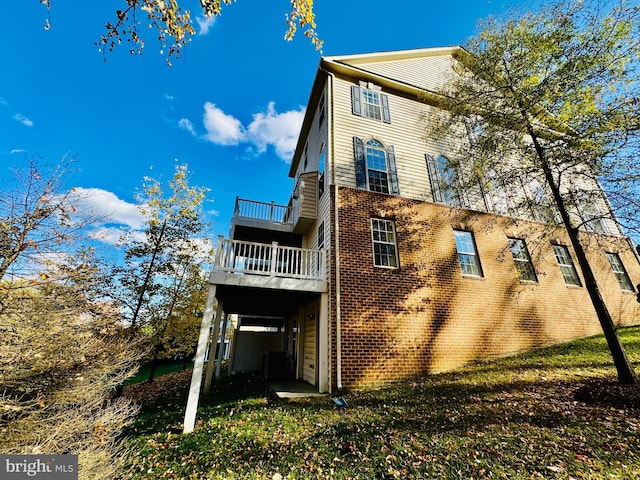 view of side of property featuring a balcony