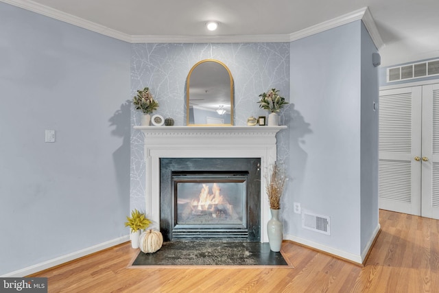 details with wood-type flooring and crown molding