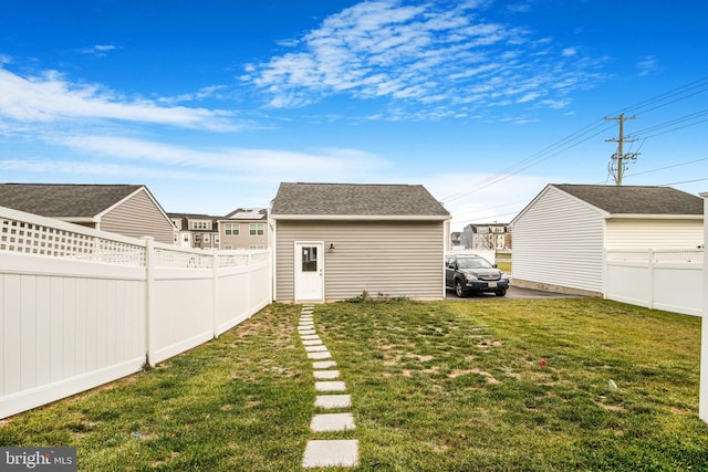 view of yard with an outdoor structure