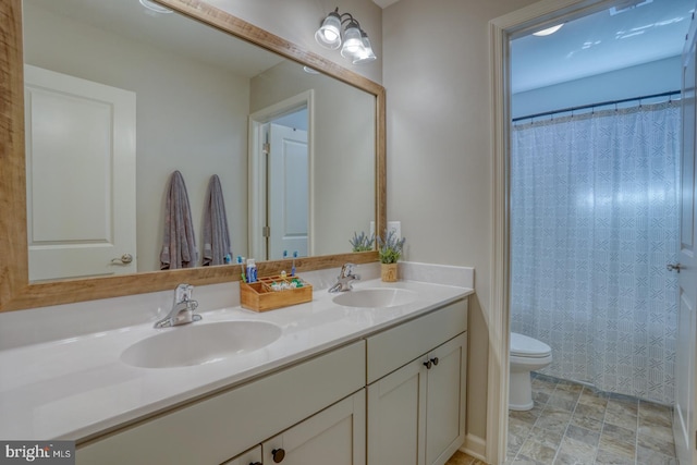 bathroom featuring a shower with shower curtain, vanity, and toilet