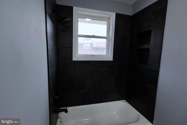 bathroom featuring tiled shower / bath combo