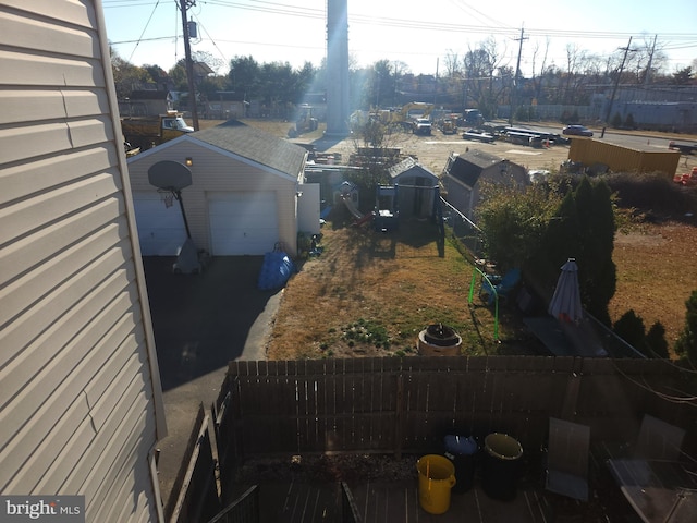 view of yard featuring an outdoor structure and a garage