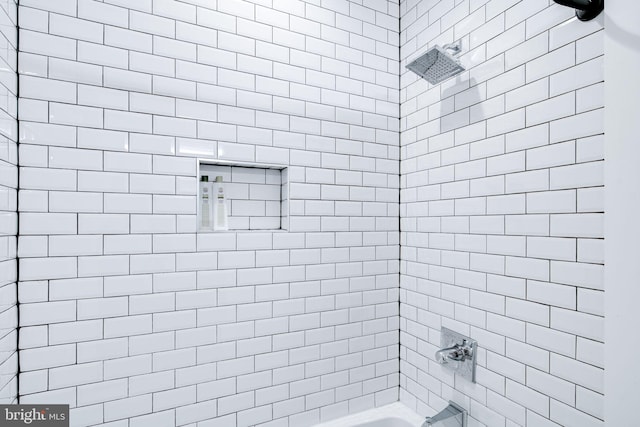 bathroom with tiled shower / bath combo