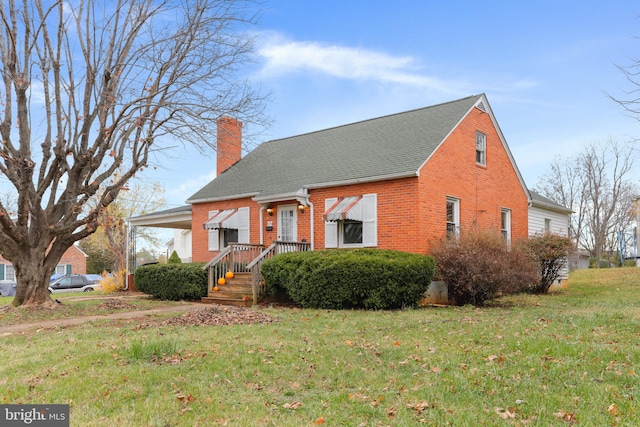 view of front facade featuring a front yard