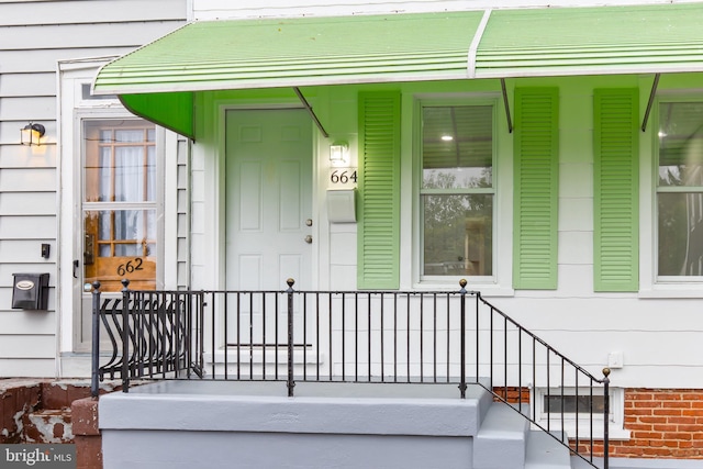 property entrance featuring a porch