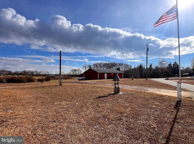 view of yard featuring an outbuilding