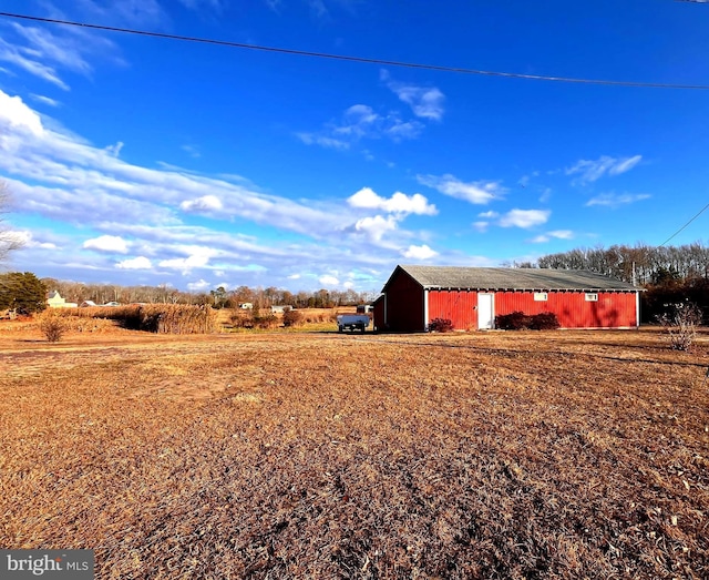 view of yard featuring an outbuilding