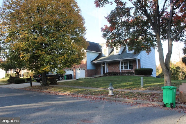 view of front of property featuring a front lawn and a garage