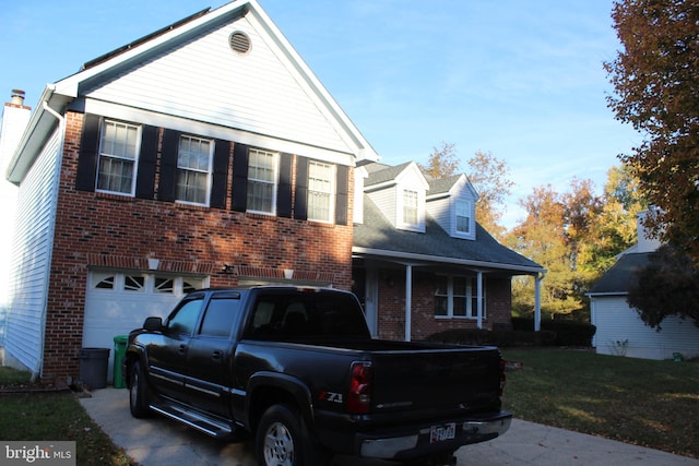 view of front of house featuring a front lawn and a garage