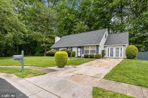 view of front of home featuring a front lawn