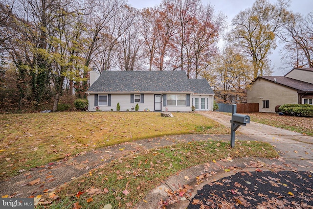 view of front facade featuring a front lawn