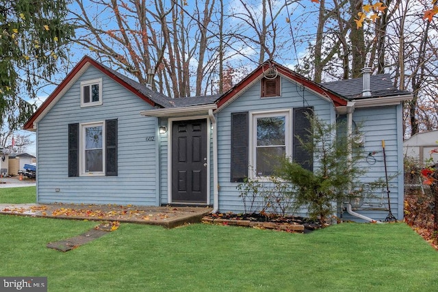 bungalow-style house featuring a front lawn