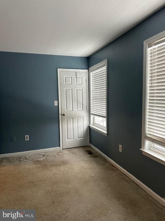 unfurnished room with carpet flooring