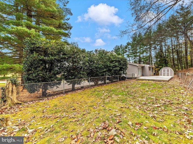 view of yard featuring a storage shed