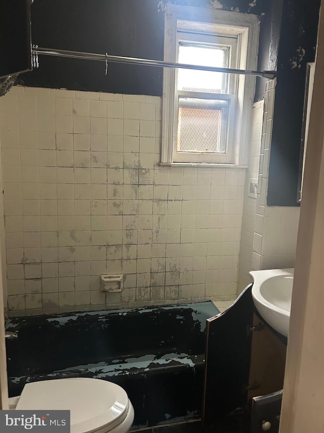 1907 Page St, Philadelphia, PA 19121 - full bathroom with a bathtub, vanity, and toilet