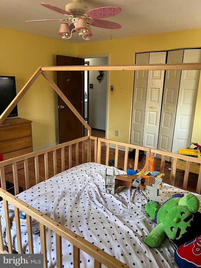 bedroom featuring ceiling fan and a closet