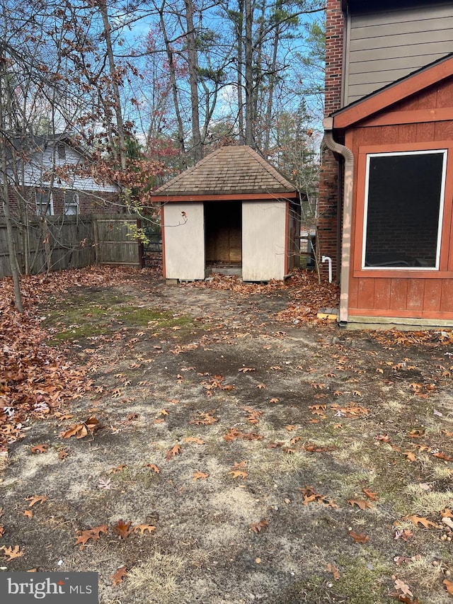 view of yard featuring a storage shed