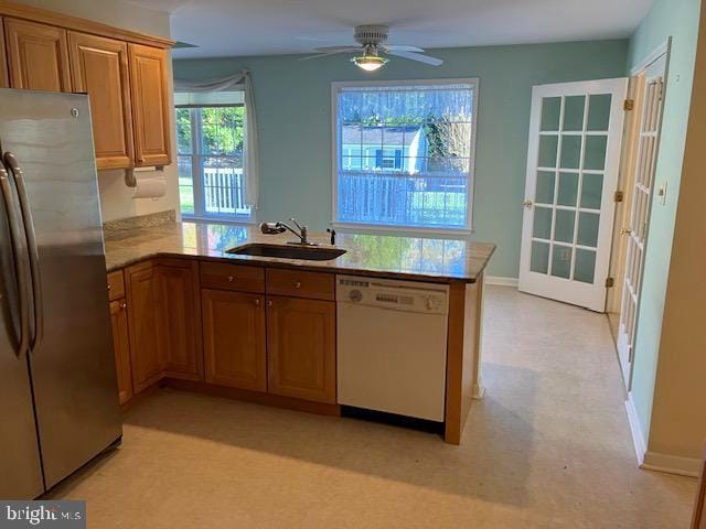 kitchen featuring kitchen peninsula, stainless steel fridge, ceiling fan, sink, and dishwasher