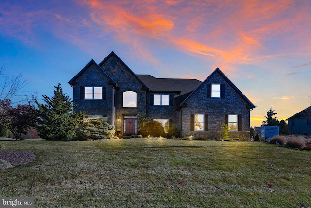 view of front of home featuring a lawn