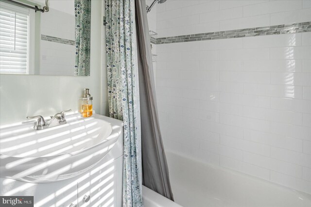 bathroom featuring shower / tub combo