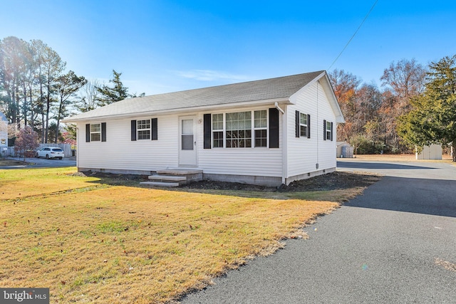 view of front of property featuring a front lawn