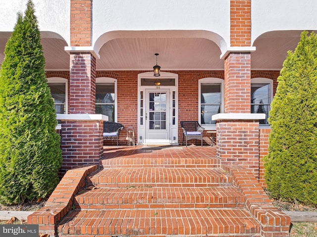 property entrance featuring a porch