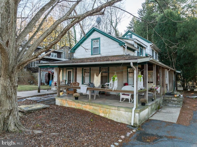 view of front facade with covered porch