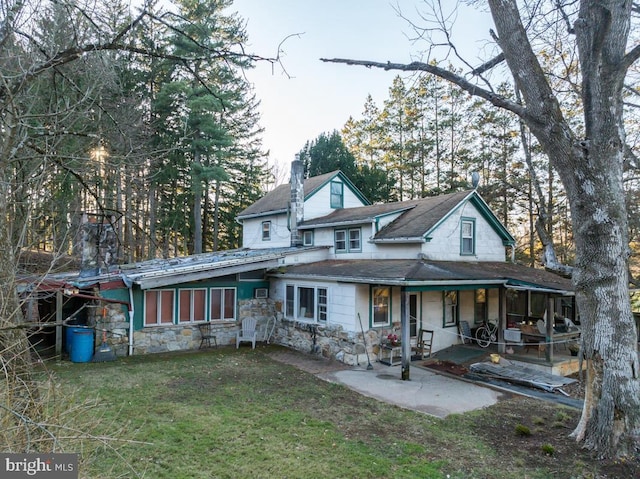 view of front of home with a front yard and a patio