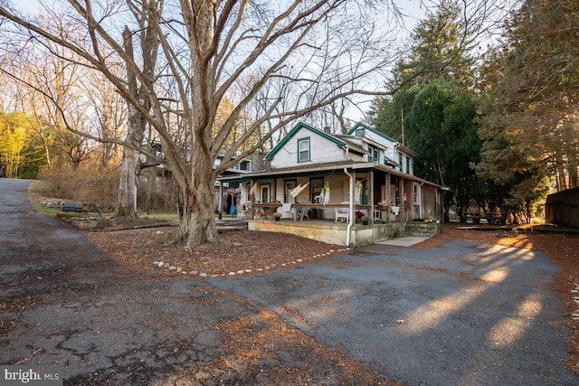 view of front of property featuring covered porch