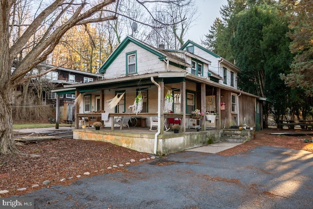 view of front of property featuring a porch