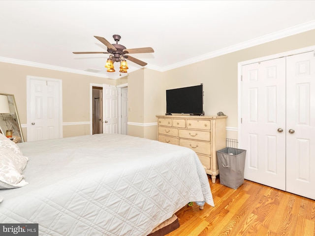 bedroom featuring crown molding, ceiling fan, and light hardwood / wood-style flooring