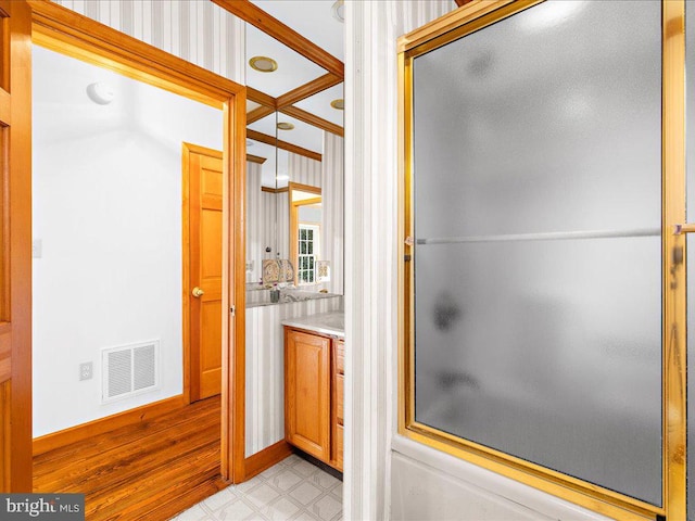 bathroom with combined bath / shower with glass door