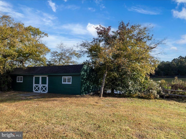 view of yard with an outdoor structure