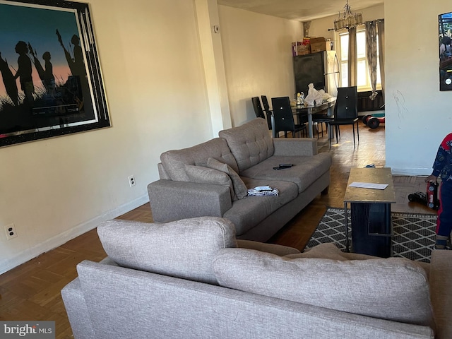 living room with dark wood-type flooring and a notable chandelier