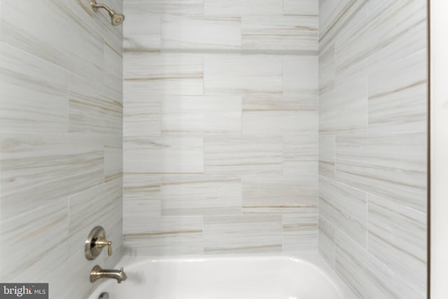 bathroom featuring tiled shower / bath