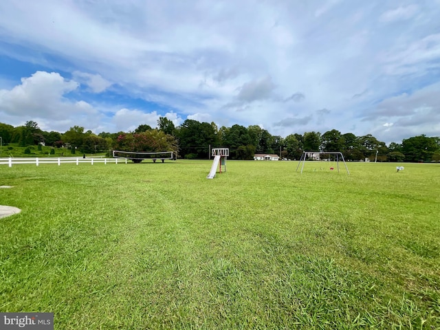 view of yard featuring a rural view