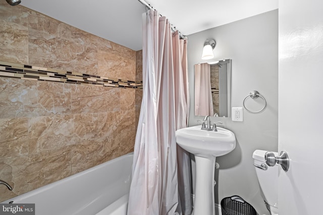 bathroom featuring shower / tub combo